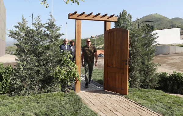 İlham Əliyev Laçında 1 Dekabr küçəsində lövhənin açılışını edib, bərpa olunmuş evlə tanış olub - FOTO