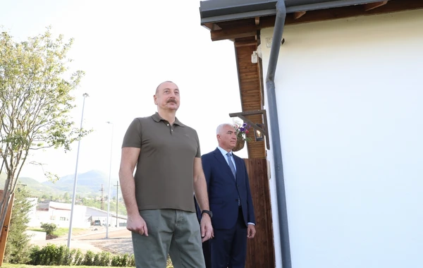 İlham Əliyev Laçında 1 Dekabr küçəsində lövhənin açılışını edib, bərpa olunmuş evlə tanış olub - FOTO