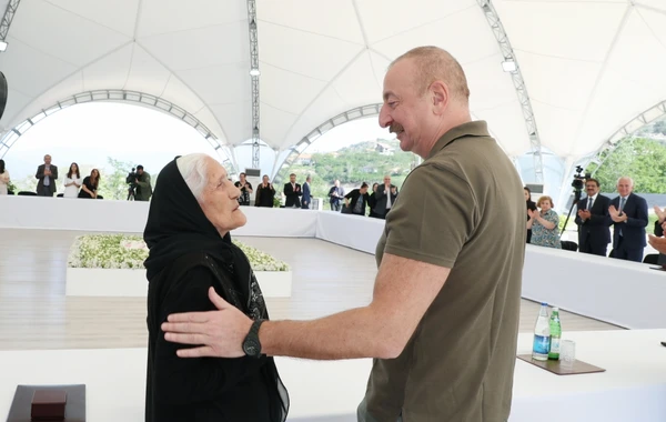 Президент Ильхам Алиев встретился с населением, вернувшимся в город Лачын, вручил им ключи от домов - ФОТО