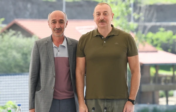 Президент Ильхам Алиев встретился с населением, вернувшимся в город Лачын, вручил им ключи от домов - ФОТО