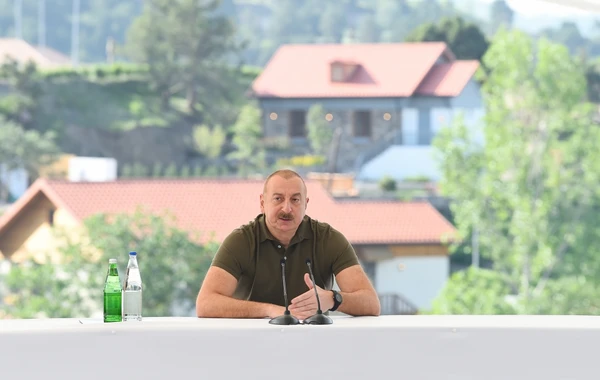 Президент Ильхам Алиев встретился с населением, вернувшимся в город Лачын, вручил им ключи от домов - ФОТО