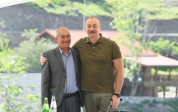 Президент Ильхам Алиев встретился с населением, вернувшимся в город Лачын, вручил им ключи от домов - ФОТО