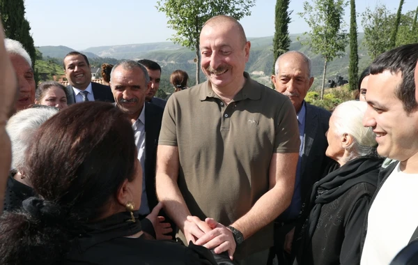 Президент Ильхам Алиев встретился с населением, вернувшимся в город Лачын, вручил им ключи от домов - ФОТО