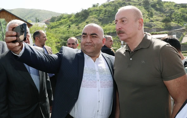 Президент Ильхам Алиев встретился с населением, вернувшимся в город Лачын, вручил им ключи от домов - ФОТО