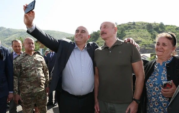 Президент Ильхам Алиев встретился с населением, вернувшимся в город Лачын, вручил им ключи от домов - ФОТО