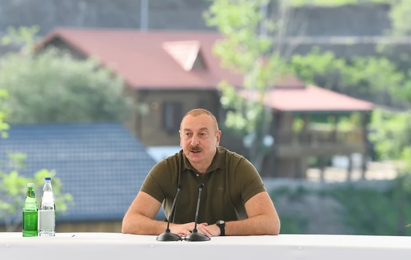 Президент Ильхам Алиев встретился с населением, вернувшимся в город Лачын, вручил им ключи от домов - ФОТО