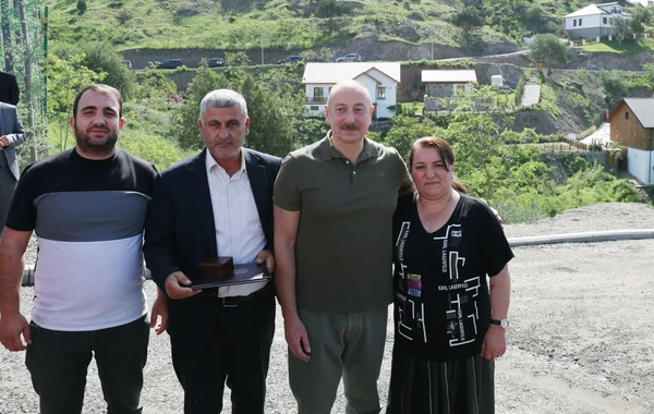 Президент Ильхам Алиев встретился с населением, вернувшимся в город Лачын, вручил им ключи от домов - ФОТО