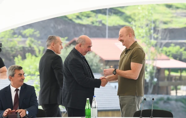 Президент Ильхам Алиев встретился с населением, вернувшимся в город Лачын, вручил им ключи от домов - ФОТО