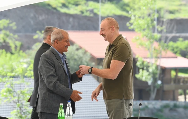 Президент Ильхам Алиев встретился с населением, вернувшимся в город Лачын, вручил им ключи от домов - ФОТО
