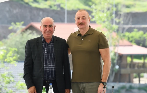Президент Ильхам Алиев встретился с населением, вернувшимся в город Лачын, вручил им ключи от домов - ФОТО