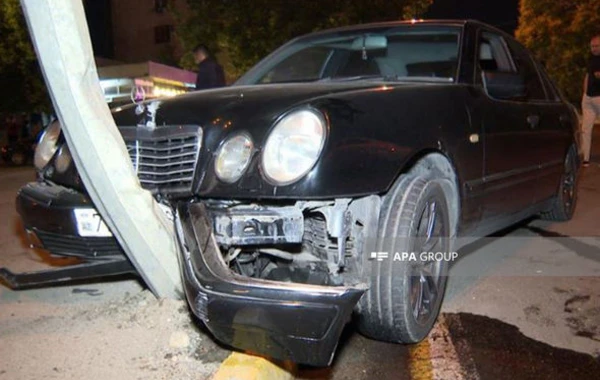 Bakıda “Mercedes” sürücüsü qəzaya səbəb oldu: Xəsarət alan var - FOTO