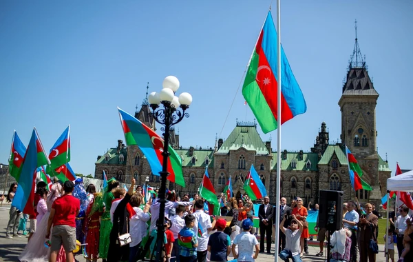 Kanada parlamenti qarşısında Azərbaycan bayrağı qaldırılıb - FOTO