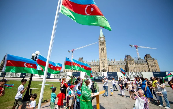 Kanada parlamenti qarşısında Azərbaycan bayrağı qaldırılıb - FOTO