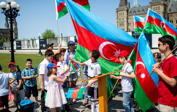 Kanada parlamenti qarşısında Azərbaycan bayrağı qaldırılıb - FOTO