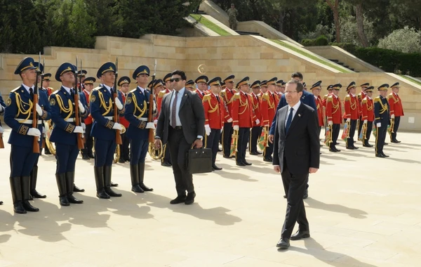 İsxak Hersoq və xanımı Şəhidlər xiyabanını ziyarət ediblər - FOTO