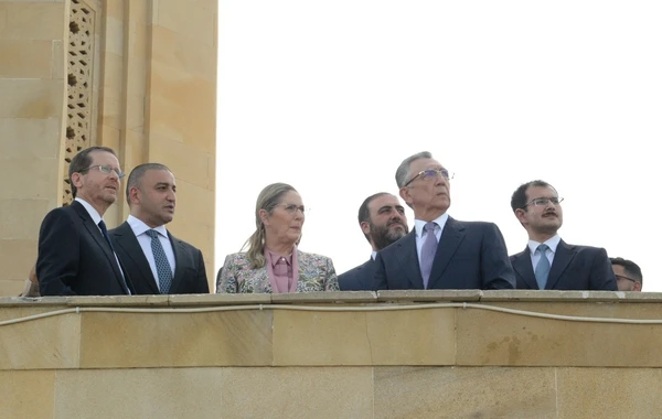 İsxak Hersoq və xanımı Şəhidlər xiyabanını ziyarət ediblər - FOTO