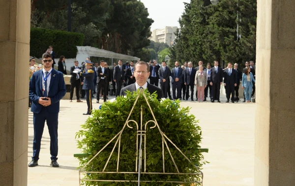 İsxak Hersoq və xanımı Şəhidlər xiyabanını ziyarət ediblər - FOTO