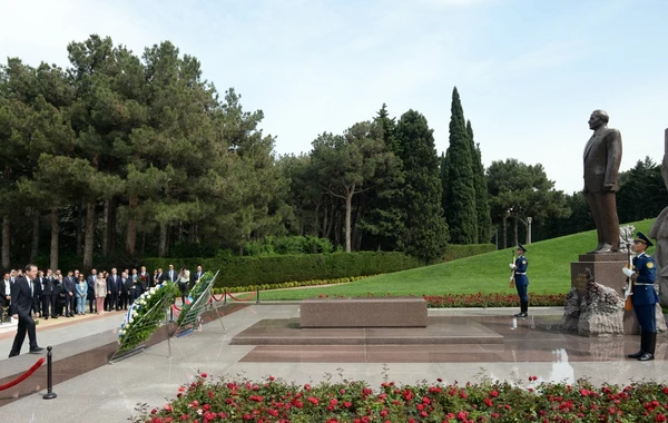 İsrail prezidenti Heydər Əliyevin məzarını ziyarət edib - FOTO