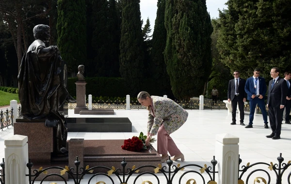 İsrail prezidenti Heydər Əliyevin məzarını ziyarət edib - FOTO