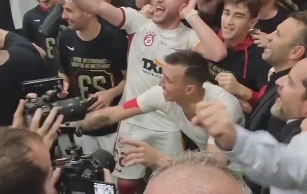 "Qalatasaray" oyunçuları soyunub-geyinmə otağında "Aşkın Olayım" oxudu - Müğənni təbrik etdi - VİDEO