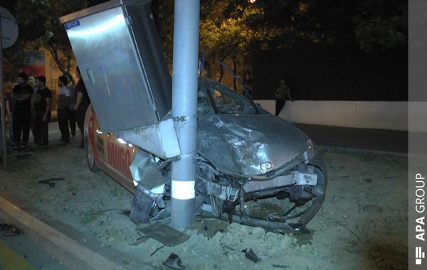 “Prius” əvvəlcə işıqfora sonra avtomobilə çırpıldı - VİDEO