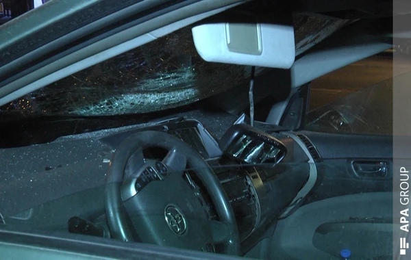 “Prius” əvvəlcə işıqfora sonra avtomobilə çırpıldı - VİDEO
