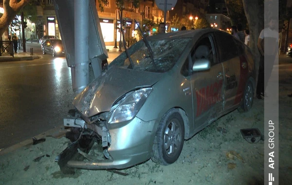 “Prius” əvvəlcə işıqfora sonra avtomobilə çırpıldı - VİDEO