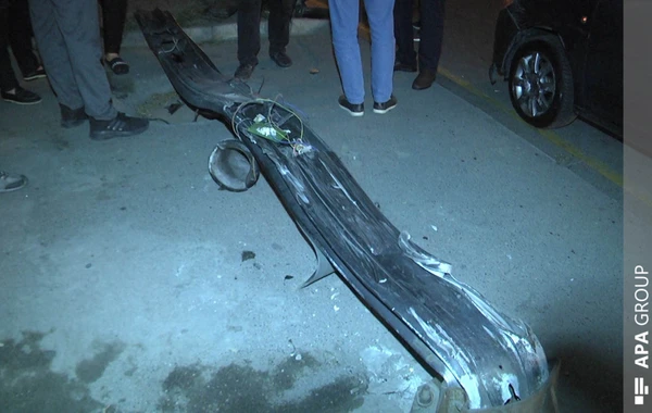 “Prius” əvvəlcə işıqfora sonra avtomobilə çırpıldı - VİDEO