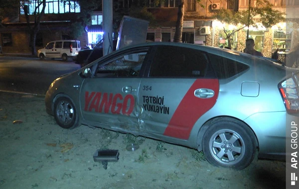 “Prius” əvvəlcə işıqfora sonra avtomobilə çırpıldı - VİDEO