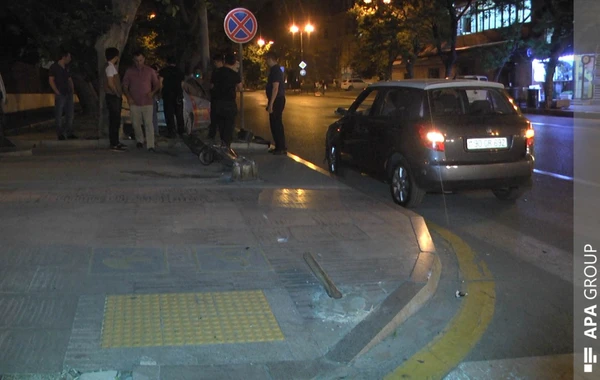 “Prius” əvvəlcə işıqfora sonra avtomobilə çırpıldı - VİDEO