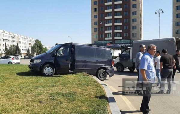 Gəncədə sərnişinləri hava limanına aparan mikroavtobus qəzaya düşdü - FOTO