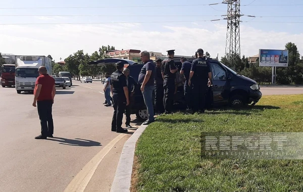 Gəncədə sərnişinləri hava limanına aparan mikroavtobus qəzaya düşdü - FOTO
