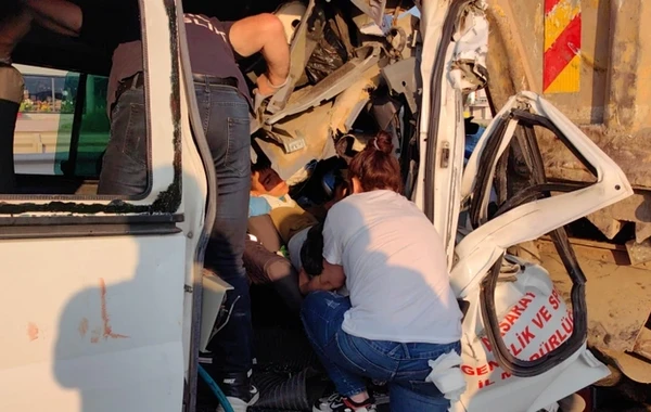Türkiyədə idmançıları daşıyan mikroavtobus qəzaya uğradı: Çox sayda yaralı var - FOTO