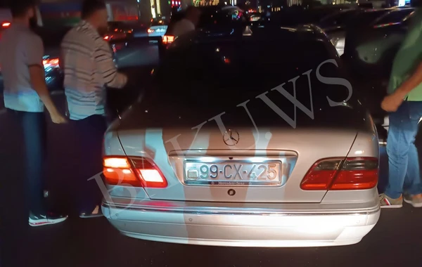 В Баку словесная перебранка между водителями переросла в драку - ВИДЕО
