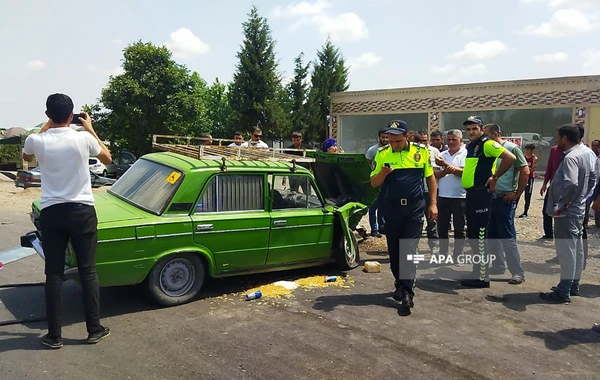Azərbaycanda 2 maşın toqquşdu - Xəsarət alanlar var - FOTO