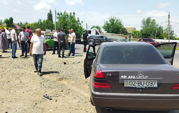 Azərbaycanda 2 maşın toqquşdu - Xəsarət alanlar var - FOTO