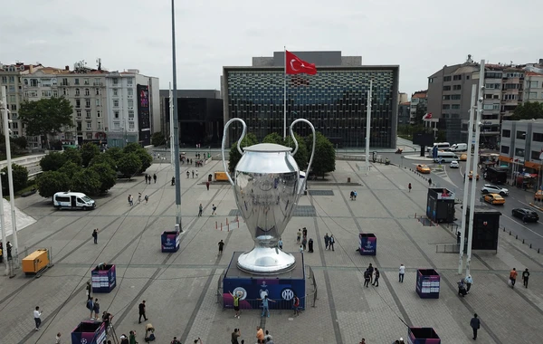 Türkiyədə Çempionlar Liqası həyəcanı - Taksim meydanına nəhəng kubok qoyuldu - FOTO