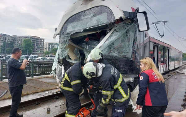Türkiyədə DƏHŞƏT: İki tramvay toqquşdu, çox sayda yaralı var - FOTO/VİDEO