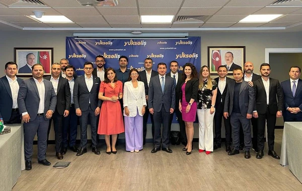 Hikmət Hacıyev ikinci “Yüksəliş” müsabiqəsinin qalibləri ilə görüşüb - FOTO