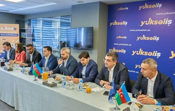 Hikmət Hacıyev ikinci “Yüksəliş” müsabiqəsinin qalibləri ilə görüşüb - FOTO