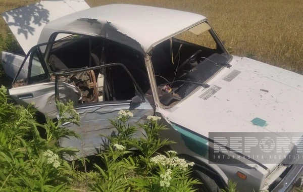В Азербайджане автомобиль врезался в дерево, пострадали полицейские