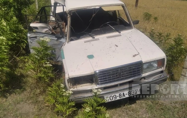 В Азербайджане автомобиль врезался в дерево, пострадали полицейские