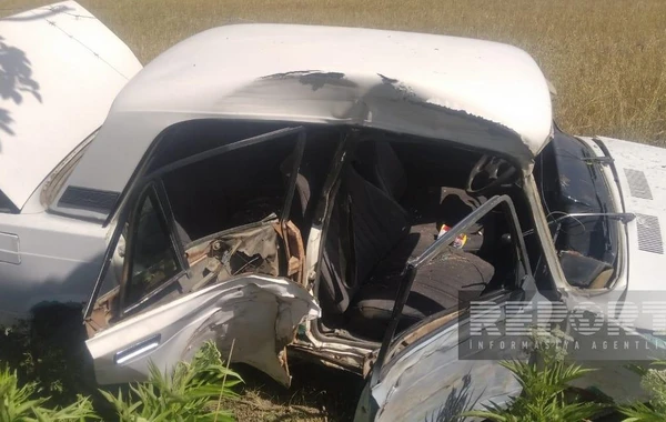В Азербайджане автомобиль врезался в дерево, пострадали полицейские