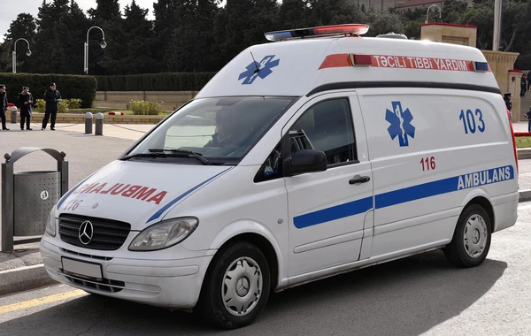 Bakıda təcili tibbi yardım avtomobili 22 yaşlı gənci vuraraq ağır xəsarət yetirib