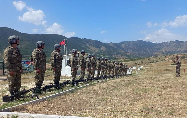 Hərbi vəzifəlilər təlimdə praktiki atış çalışmaları yerinə yetiriblər - FOTO/VİDEO
