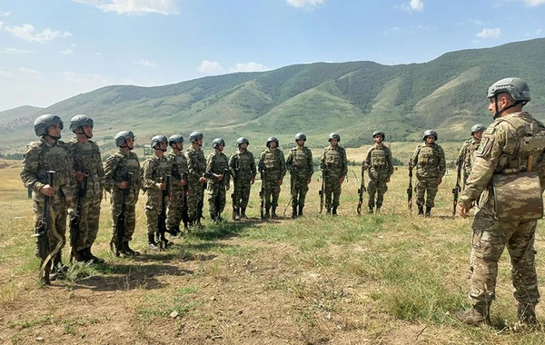 Hərbi vəzifəlilər təlimdə praktiki atış çalışmaları yerinə yetiriblər - FOTO/VİDEO