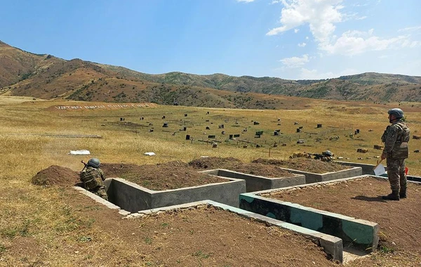 Hərbi vəzifəlilər təlimdə praktiki atış çalışmaları yerinə yetiriblər - FOTO/VİDEO
