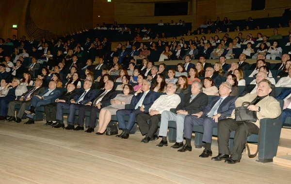 Heydər Əliyev Mərkəzində ulu öndərə həsr olunan instalyasiya, fotoalbom və film təqdim edilib - FOTO/VİDEO