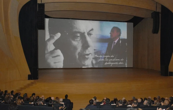 Heydər Əliyev Mərkəzində ulu öndərə həsr olunan instalyasiya, fotoalbom və film təqdim edilib - FOTO/VİDEO