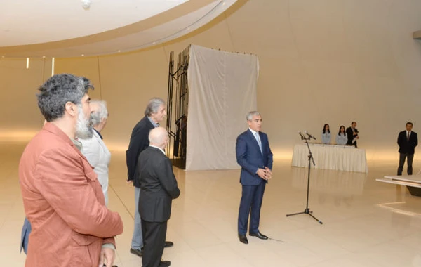Heydər Əliyev Mərkəzində ulu öndərə həsr olunan instalyasiya, fotoalbom və film təqdim edilib - FOTO/VİDEO
